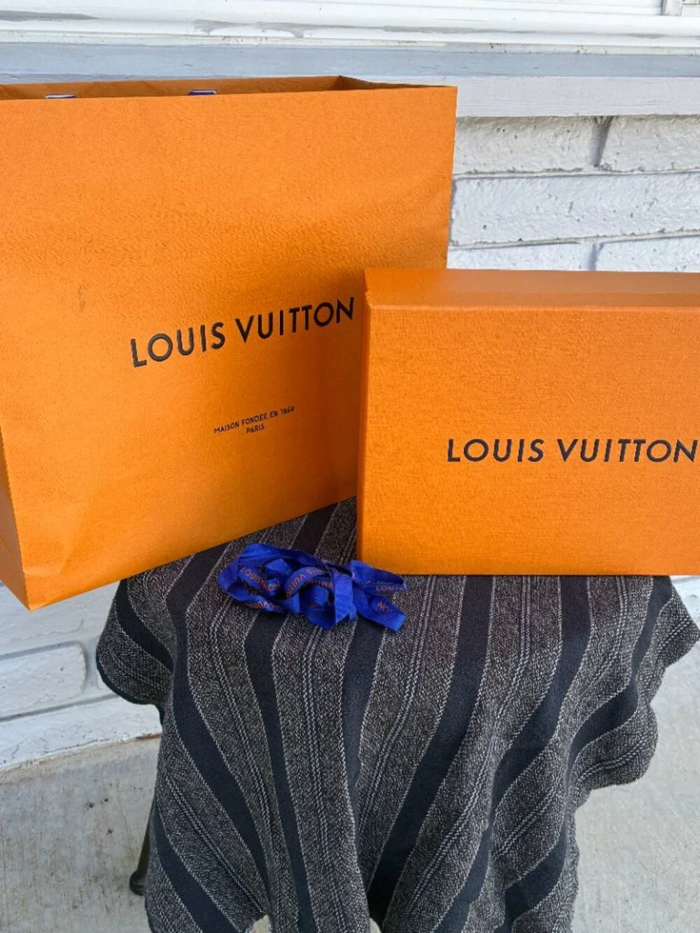 LOUIS VUITTON | Shoe box, shopping bag, and ribbon